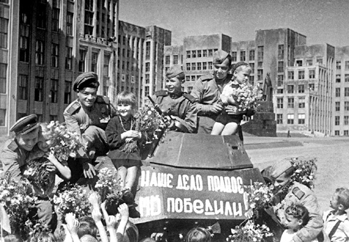 3 июля 1944 года части Красной Армии с боем взяли город Минск, город весь прошли....